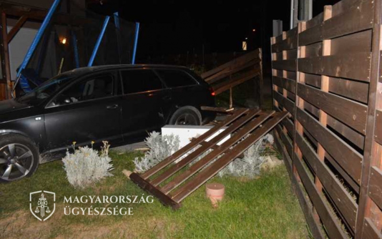 Kerítést átszakítva repült a kertbe az autó – VIDEÓ