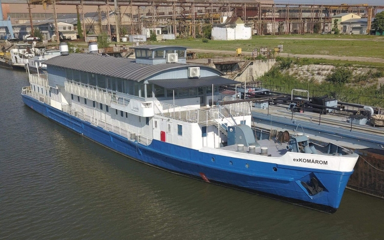 Megújulva visszaérkezik Esztergomba az ex-Komárom állóhajó