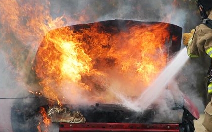 Lángoló kocsihoz siettek az esztergomi tűzoltók