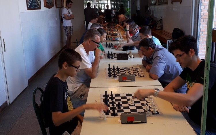 Hazai pályán nemzetközi mezőnyben az esztergomi sakkozók