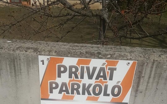 Chuck Norrisnak még Esztergomban is van saját parkolója! - FOTÓ