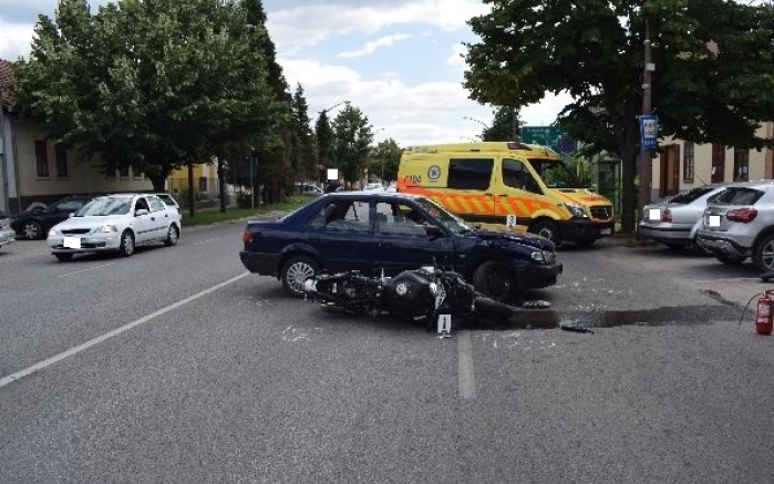Súlyosan megsérült a motoros a szabálytalan nő miatt - FOTÓK