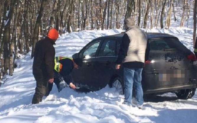 Hó fogságában rekedt kocsit ástak ki az esztergomi rendőrök