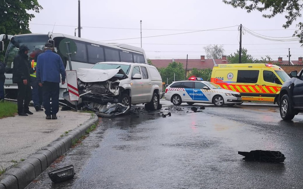 Gyerekeket szállító busz ütközött Dorogon FOTÓK Hírek infoEsztergom