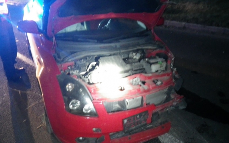 Szalagkorlátnak csapódott egy autó Lábatlannál
