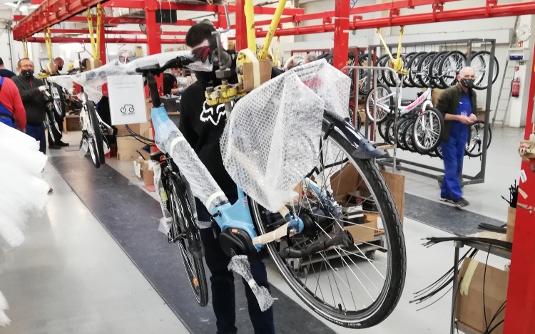 Saját gyártásban készíti kerekeit a Neuzer kerékpárgyár Esztergomban