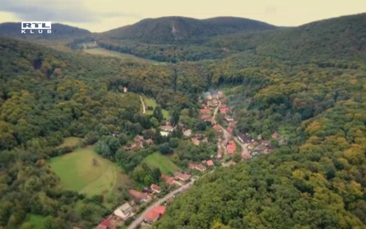 Kezdődik A mi kis falunk, amit Pilisszentléleken forgattak - VIDEÓ