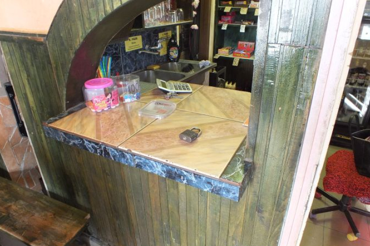 Bezárt a presszó, de még inni akartak, így betörtek