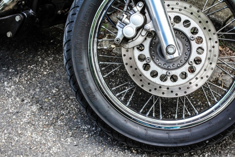 Három motoros szenvedett balesetet Bajnánál