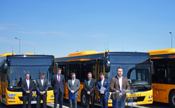 Új, MAN csuklós buszok kezdik meg szolgálatukat Pest és Komárom-Esztergom megyékben