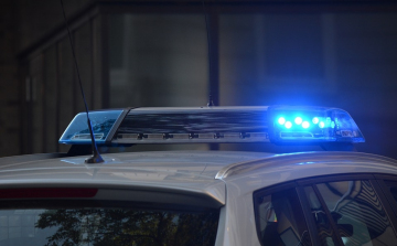 Elsodort egy rendőrt és nekiment két rendőrautónak egy amokfutó tinis autós 