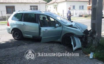 Villanyoszlopnak csapódó kocsi Dömösön, fejre állt kisteher Dágon - FOTÓK