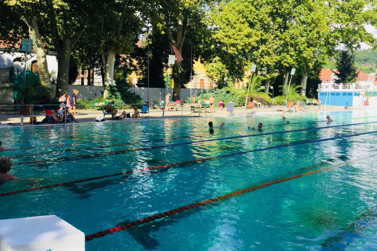 Tovább tartanak nyitva strandjaink a hőségben