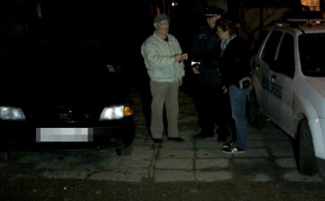 Idős férfit bántalmaztak és ellopták a kocsiját – elfogták az esztergomi párt a rendőrök