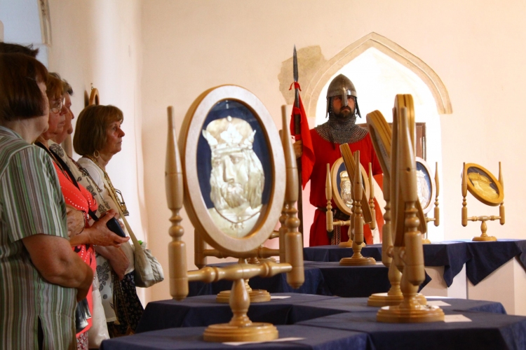Megnyílt: Árpád-házi királyok és szentek különleges technikával a Dzsámiban