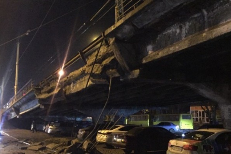 Leomlott egy híd Kijev központjában