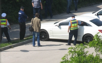 Furcsa rendőri intézkedés a Bánomin egy luxuskocsi miatt - FOTÓK