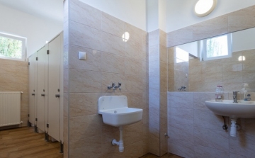 Két mosdót is felújított a Baumit a Zsigmondy Vilmos Gimnáziumban