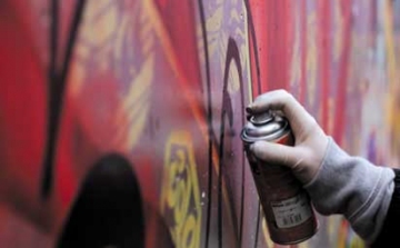 Vádat emelhetnek az Esztergomban graffitiző dorogi fiú ellen