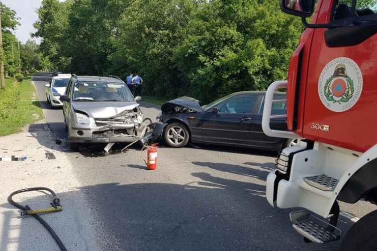 Két autó ütközött Tokodon – Sérült is van!