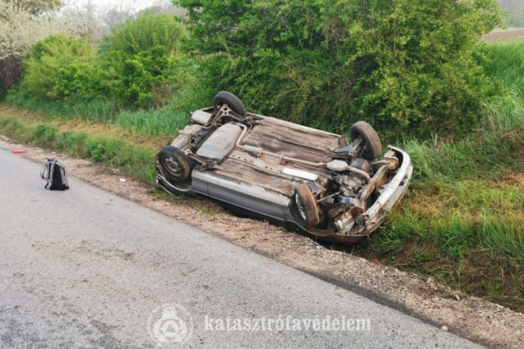 Felborult egy autó Nagysáp és Tokod között