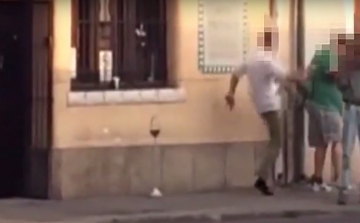 Viperával és paprikaspray-vel támadt a férfi Esztergomban - VIDEÓ rögzítette!