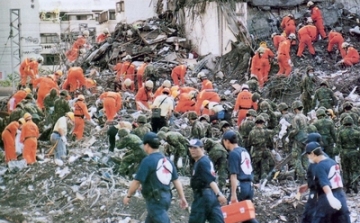 Tajvani földrengés - Egyre több holttestet emelnek ki a romok közül