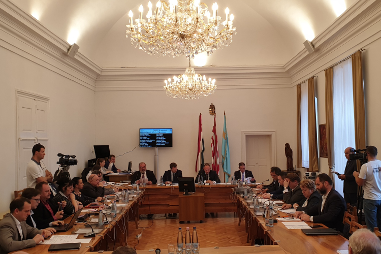 Több mint 20 pontot tárgyalnak a képviselők