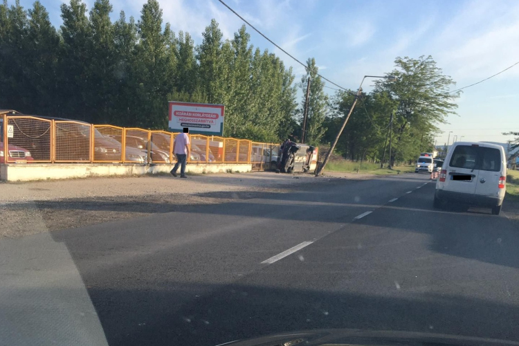 Felborult egy kocsi a Hatoskőnél