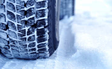Felmérés: jelenleg az autók 70 százalékán van téli gumi