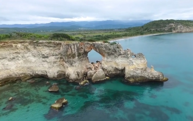 Leomlott Puerto Rico híres tengeri sziklaablaka az erős földrengésben