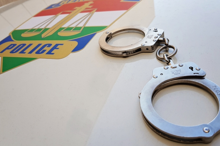 Időseket rabolt ki, majd külföldre szökött, de most Esztergomban felelhet