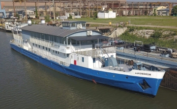 Megújulva visszaérkezik Esztergomba az ex-Komárom állóhajó