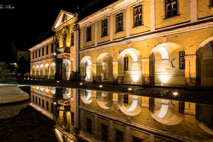 Tükörképben a Városháza és a Szentháromság szobor - FOTÓK