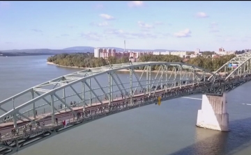 800 középiskolás alkotott élőláncot a Mária Valéria hídon - VIDEÓ