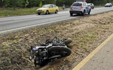 Pénzt követelt a mentősöktől a balesetet szenvedett motoros, amiért levágták róla a ruháját