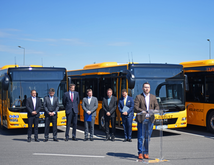 Új, MAN csuklós buszok kezdik meg szolgálatukat Pest és Komárom-Esztergom megyékben