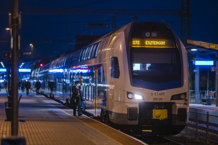 Mától két újabb esztergomi járaton lehet utazni emeletes vonattal