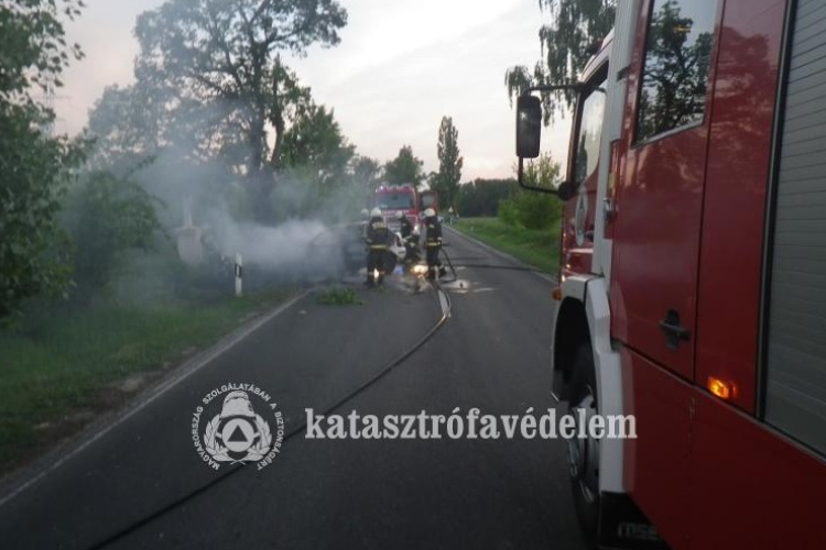 A többi autós mentette meg a súlyosan sérült nő életét a Táti úton - FOTÓK