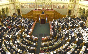 Ötnapos ülésbe kezd a Parlament