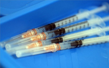 Újabb 260 ezer adag Pfizer-vakcina érkezett