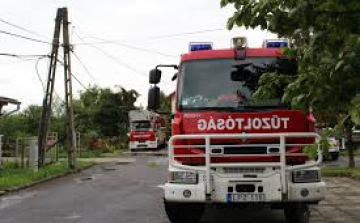 Autó lángolt Esztergomnál