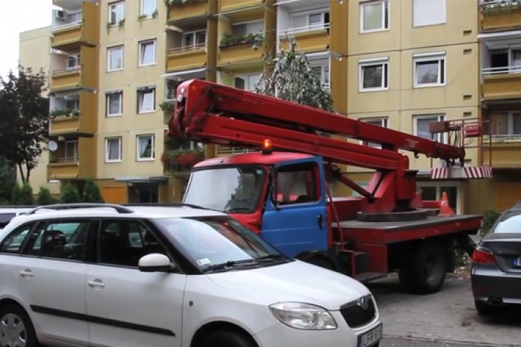 Fényőrség Esztergomban: így akadályozták az égők kiszerelését - VIDEÓ