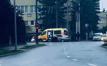 Szirénázó mentőautónak ütközött Esztergomban