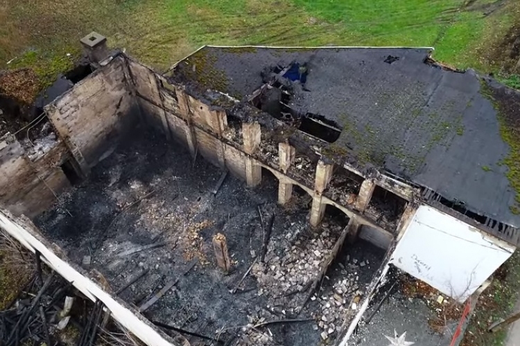 Ennyi maradt a 47-es dokkból a tűz után - LÉGI VIDEÓ