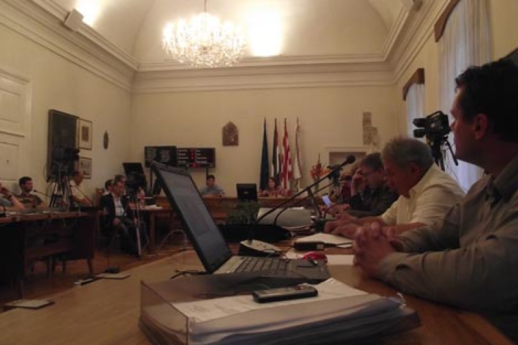 Újabb testületi: költségvetés, forgalmi rend, olvasóköri igazgatói poszt, szoborállítás, Strigonium