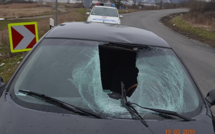 Kamionról leeső jégdarab zúzta be egy kocsi szélvédőjét