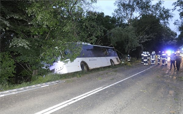 Súlyos buszbaleset történt Zsámbék felé – Sokan megsérültek
