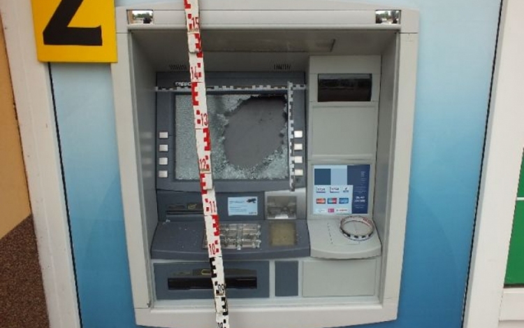 Bankautomatát rongált meg egy férfi Esztergomban
