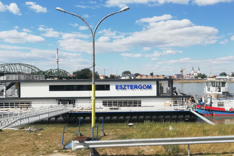 Hazatér a felújított Esztergom kikötőhajó